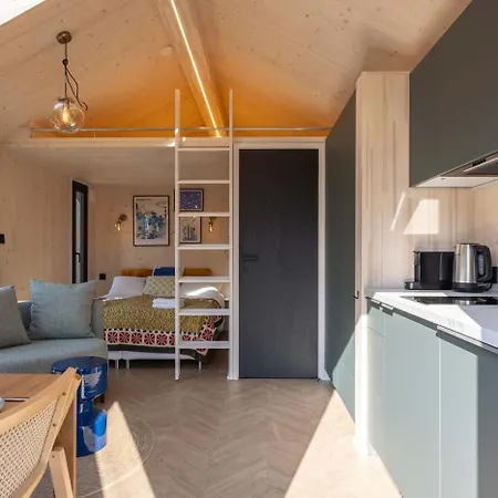 Tiny House With Wooden Deck In - Tuin Keet - 30 Oud Ade